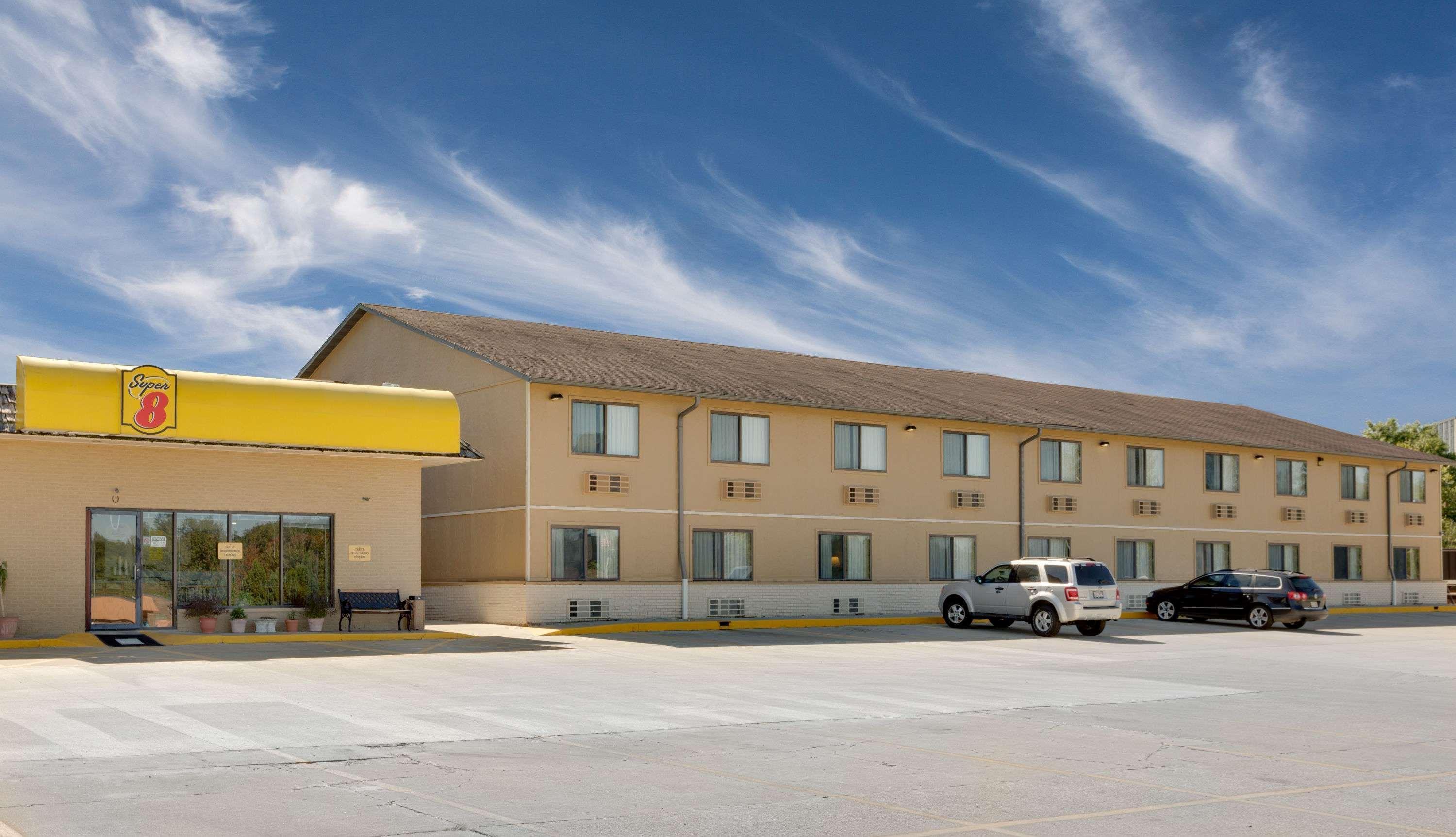 Super 8 By Wyndham Macomb Exterior foto