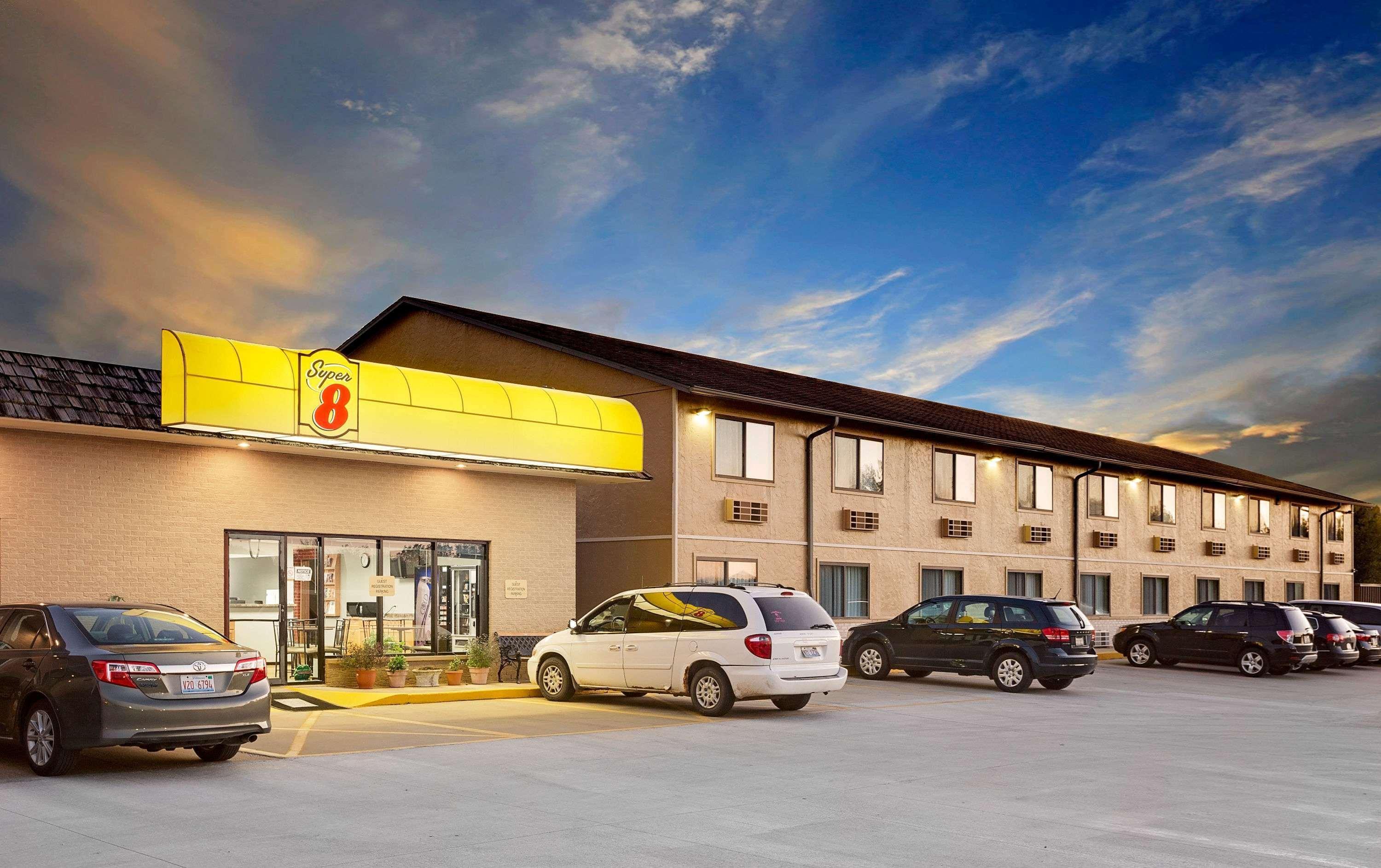 Super 8 By Wyndham Macomb Exterior foto