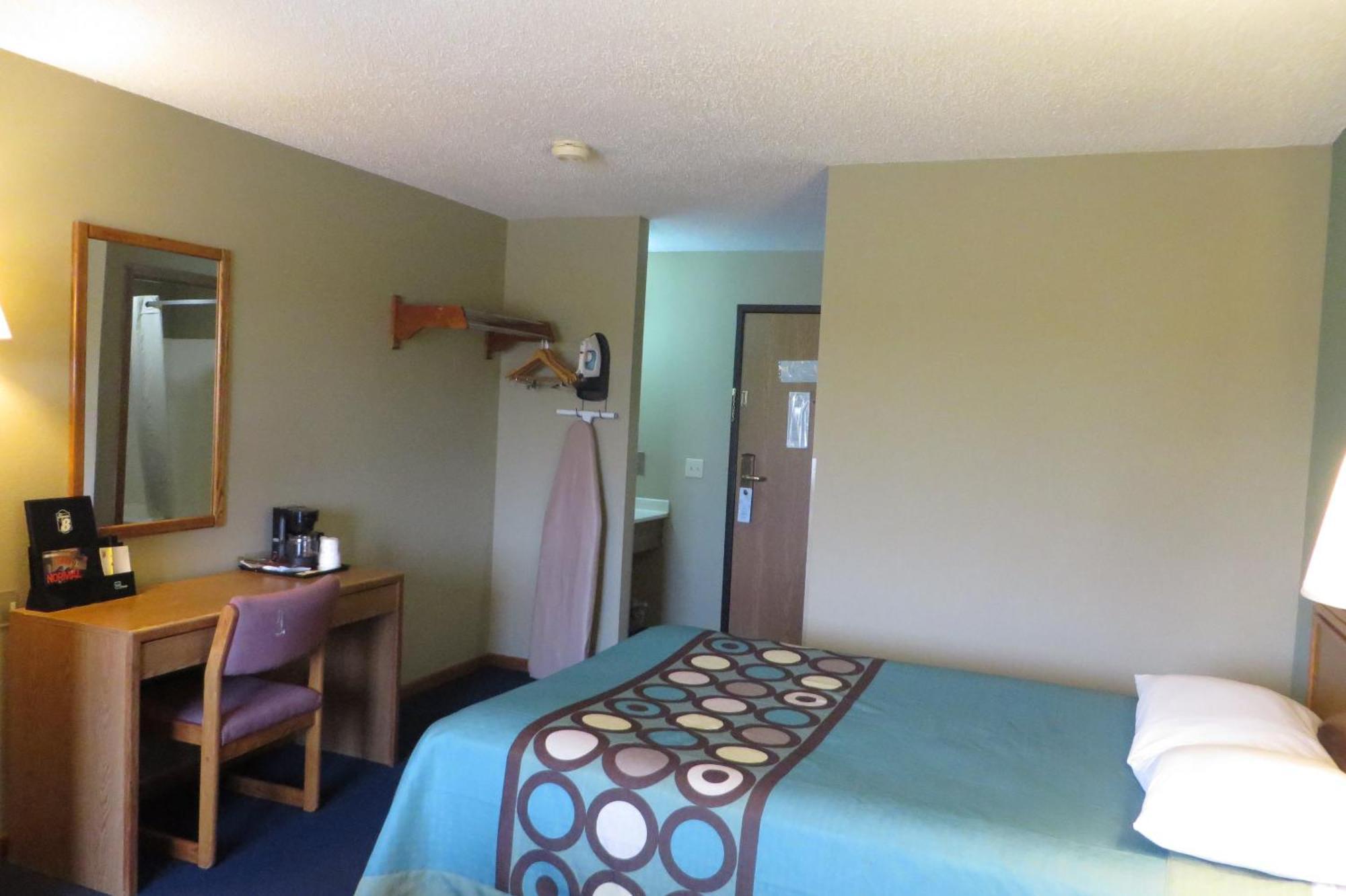 Super 8 By Wyndham Macomb Exterior foto