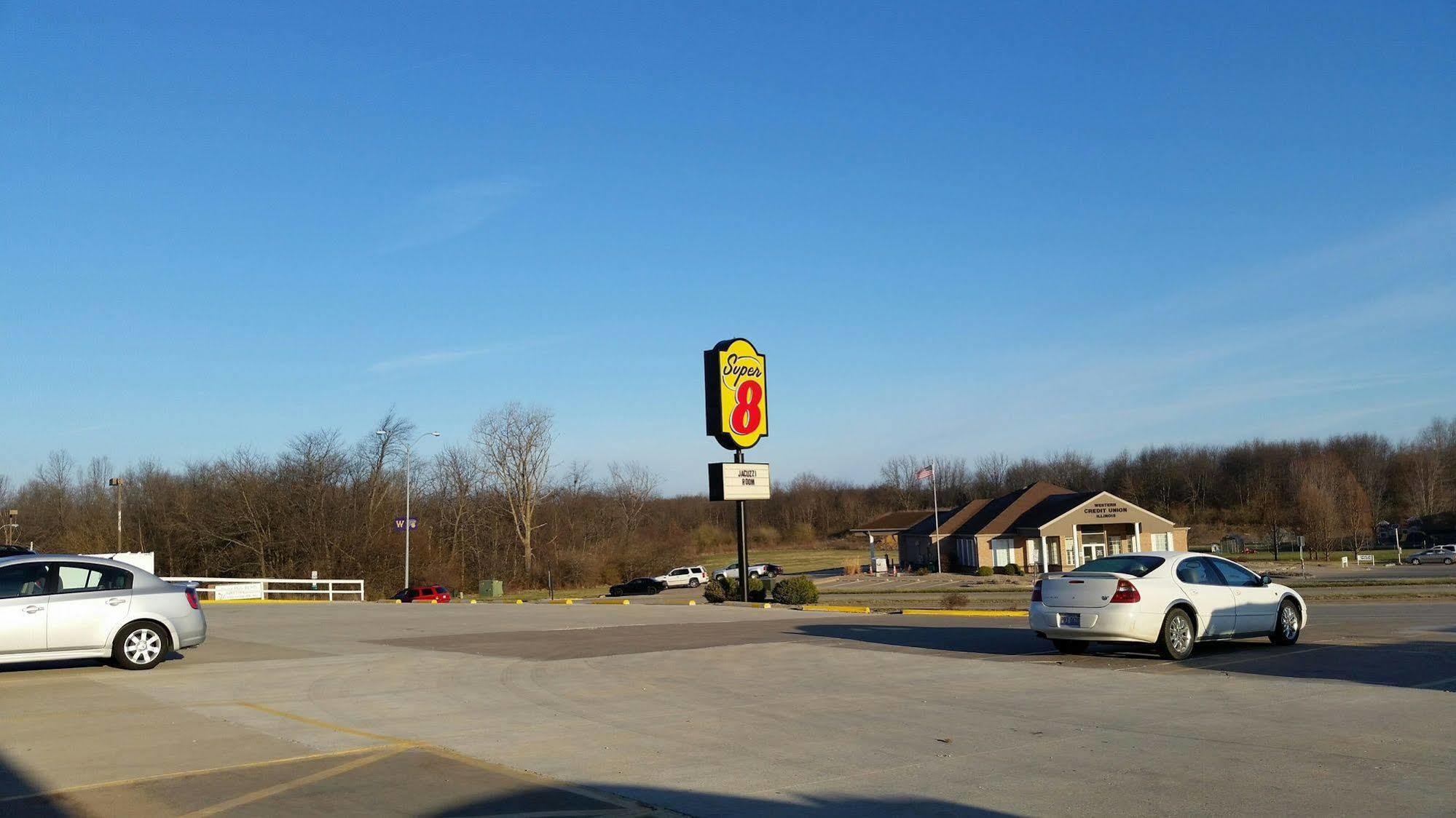 Super 8 By Wyndham Macomb Exterior foto
