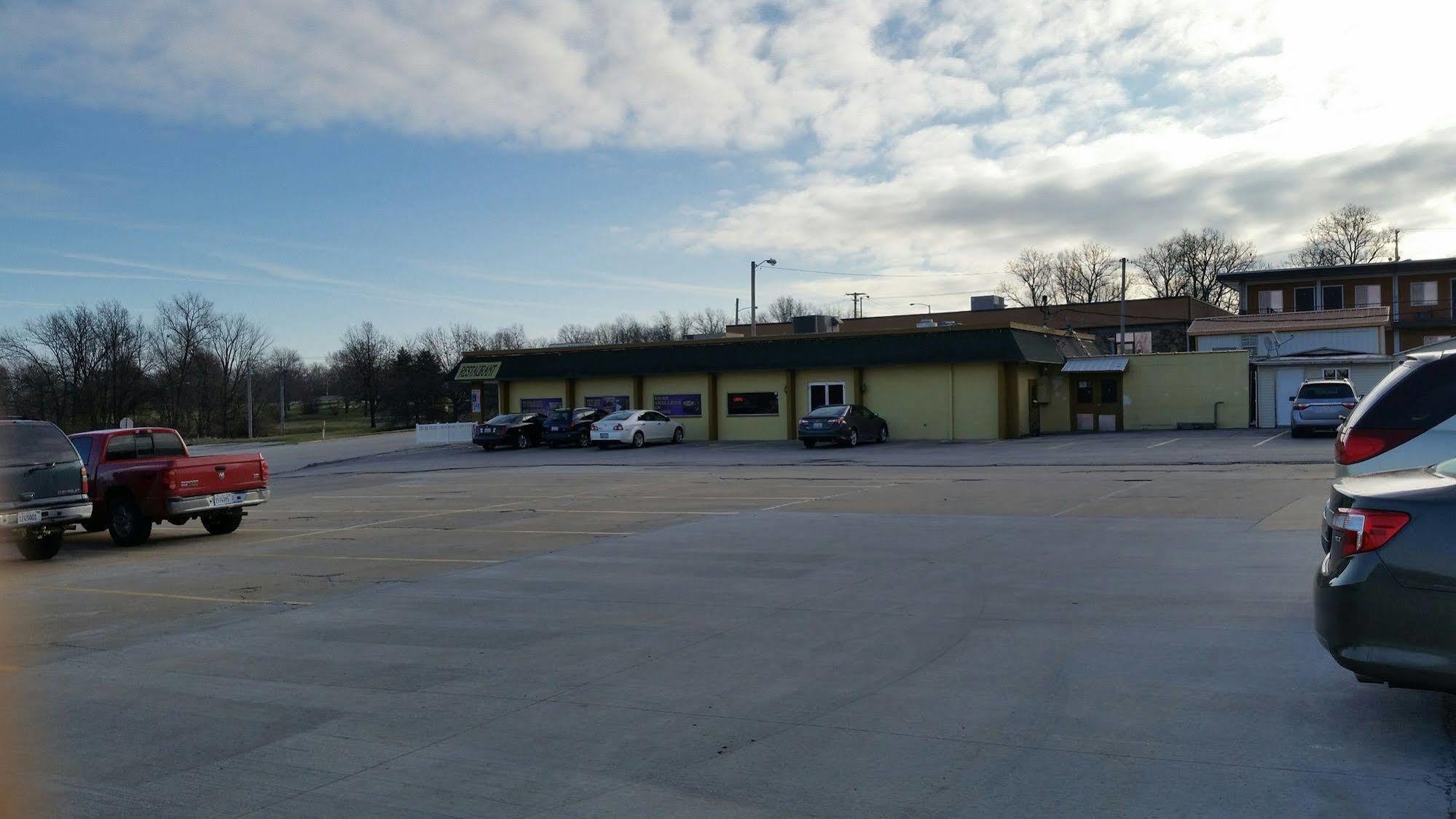 Super 8 By Wyndham Macomb Exterior foto