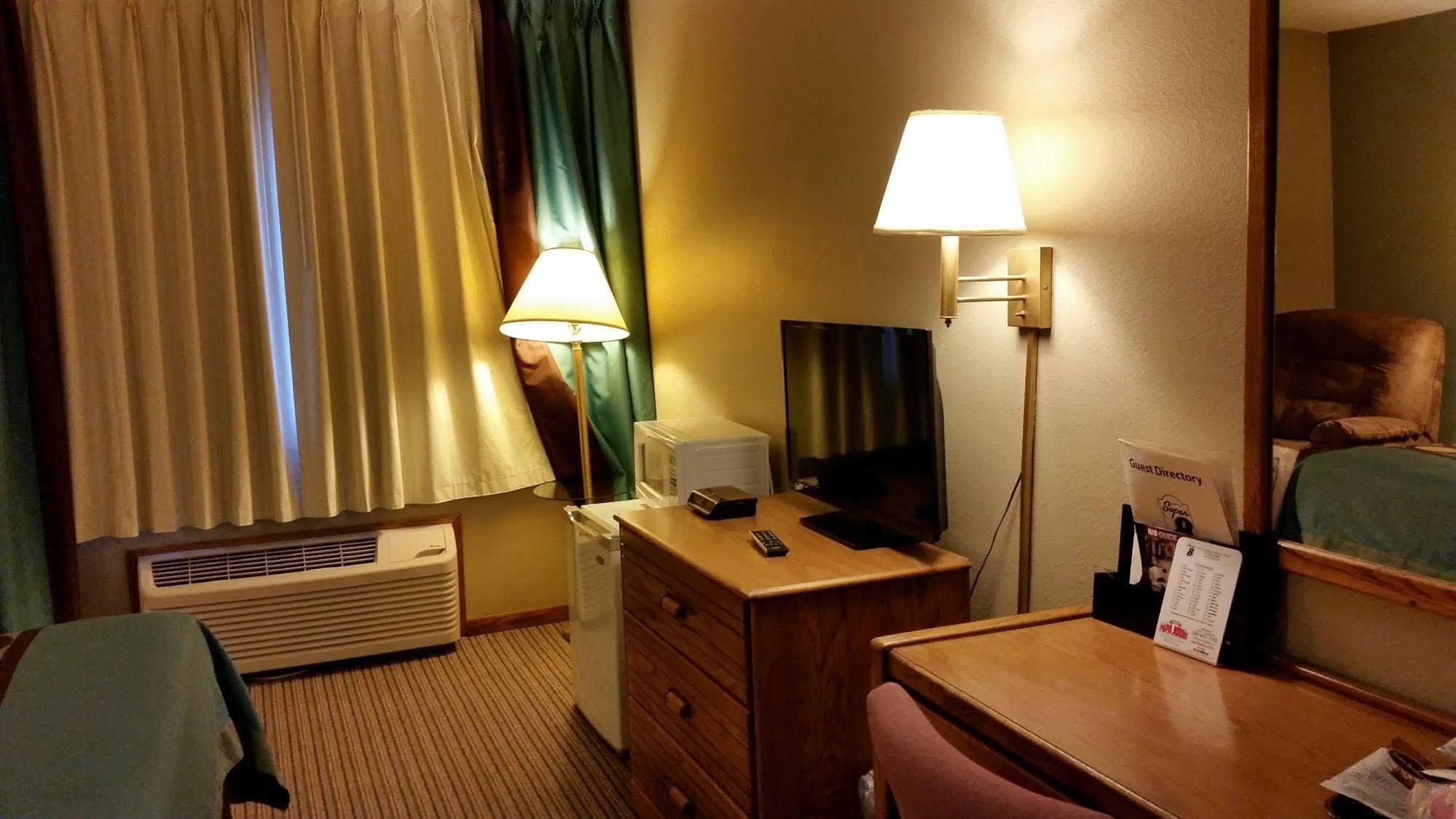 Super 8 By Wyndham Macomb Exterior foto