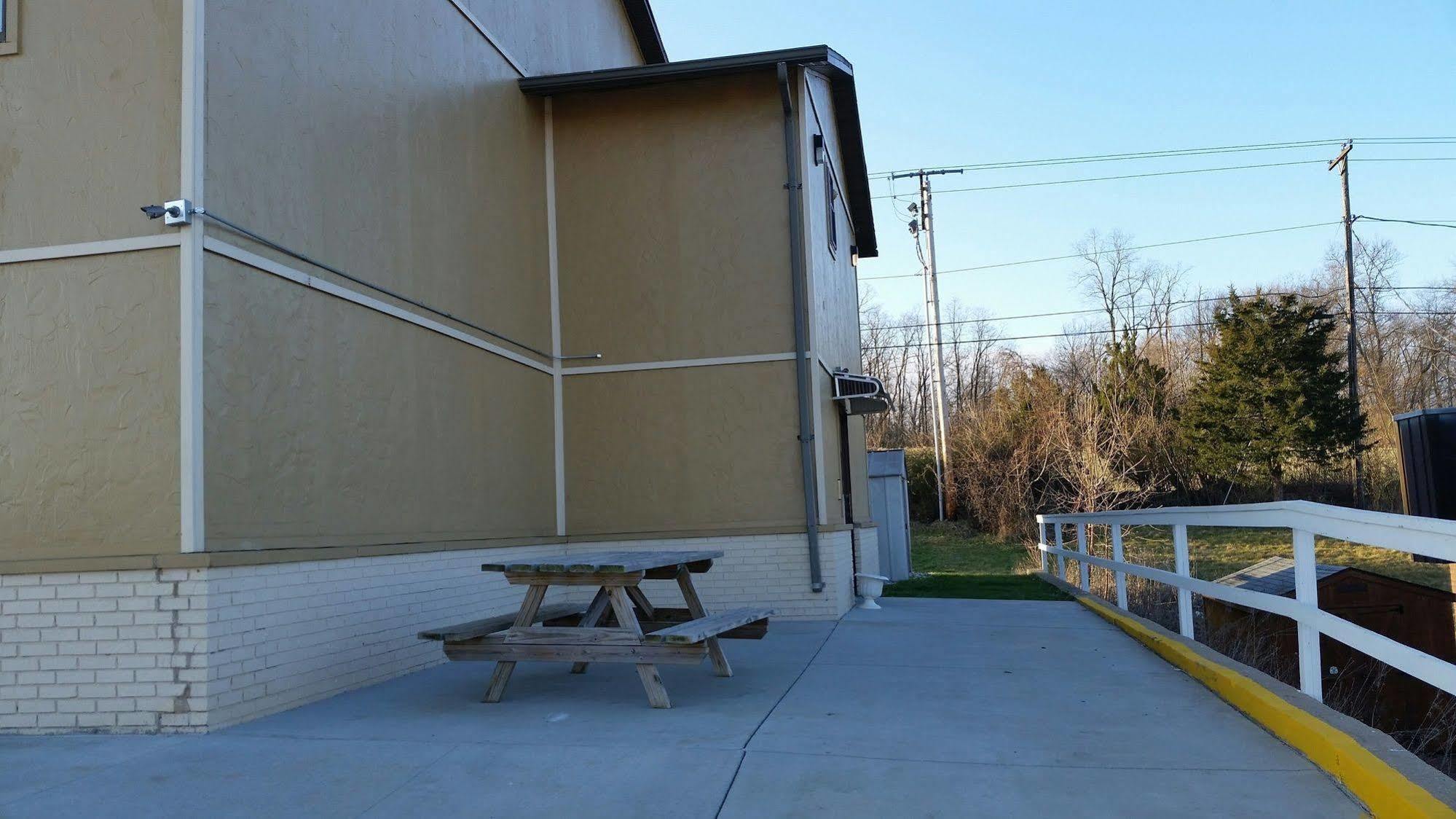 Super 8 By Wyndham Macomb Exterior foto