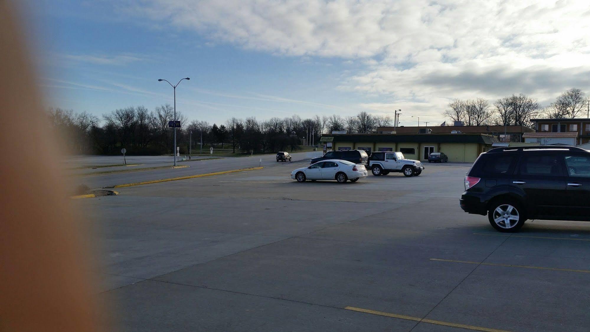 Super 8 By Wyndham Macomb Exterior foto